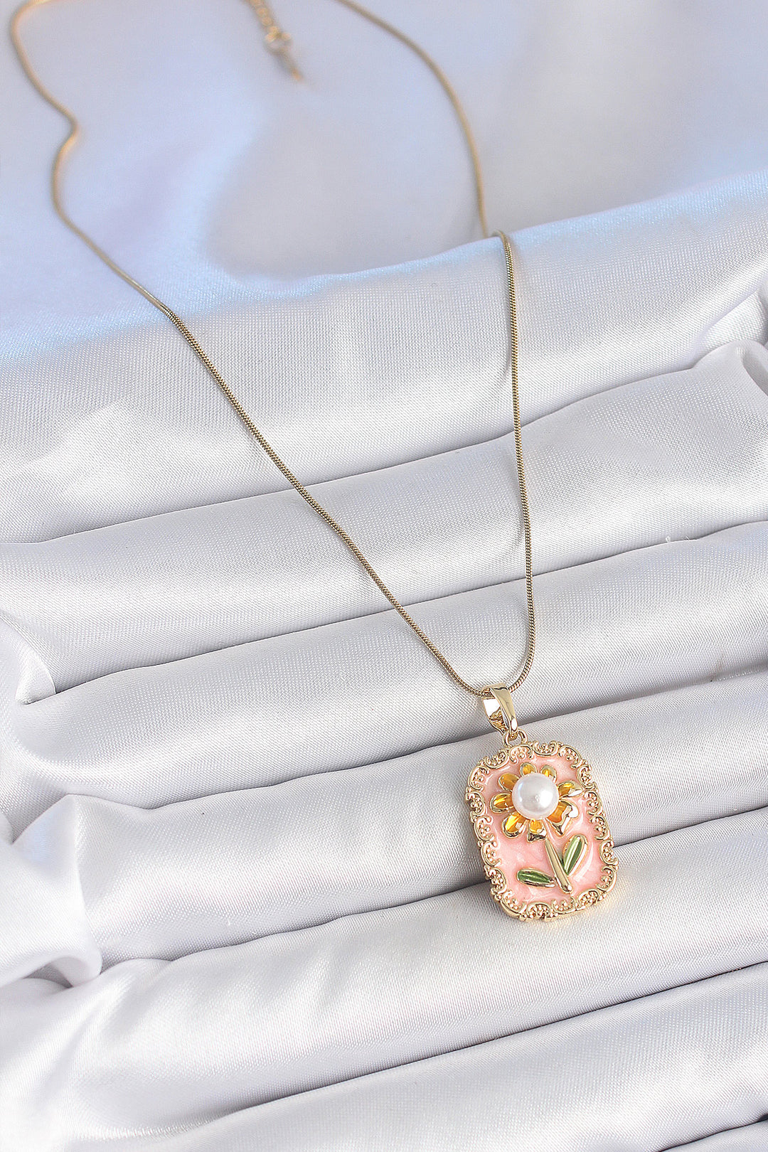 EBJ 316L Steel Gold Color Chain Pink Enamel Inlaid Daisy Model Portrait Model Women's Necklace - Cheltenham