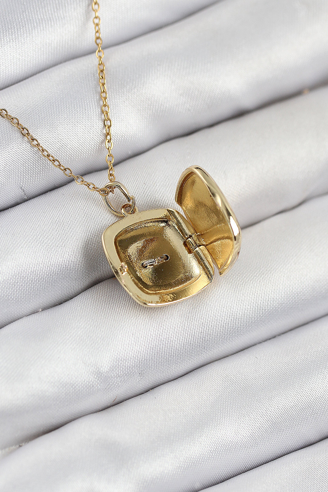 EBJ 316L Çelik Zirkon Taşlı Açılabilr Kapaklı Göz Model Gold Renk Kadın Kolye - Abington