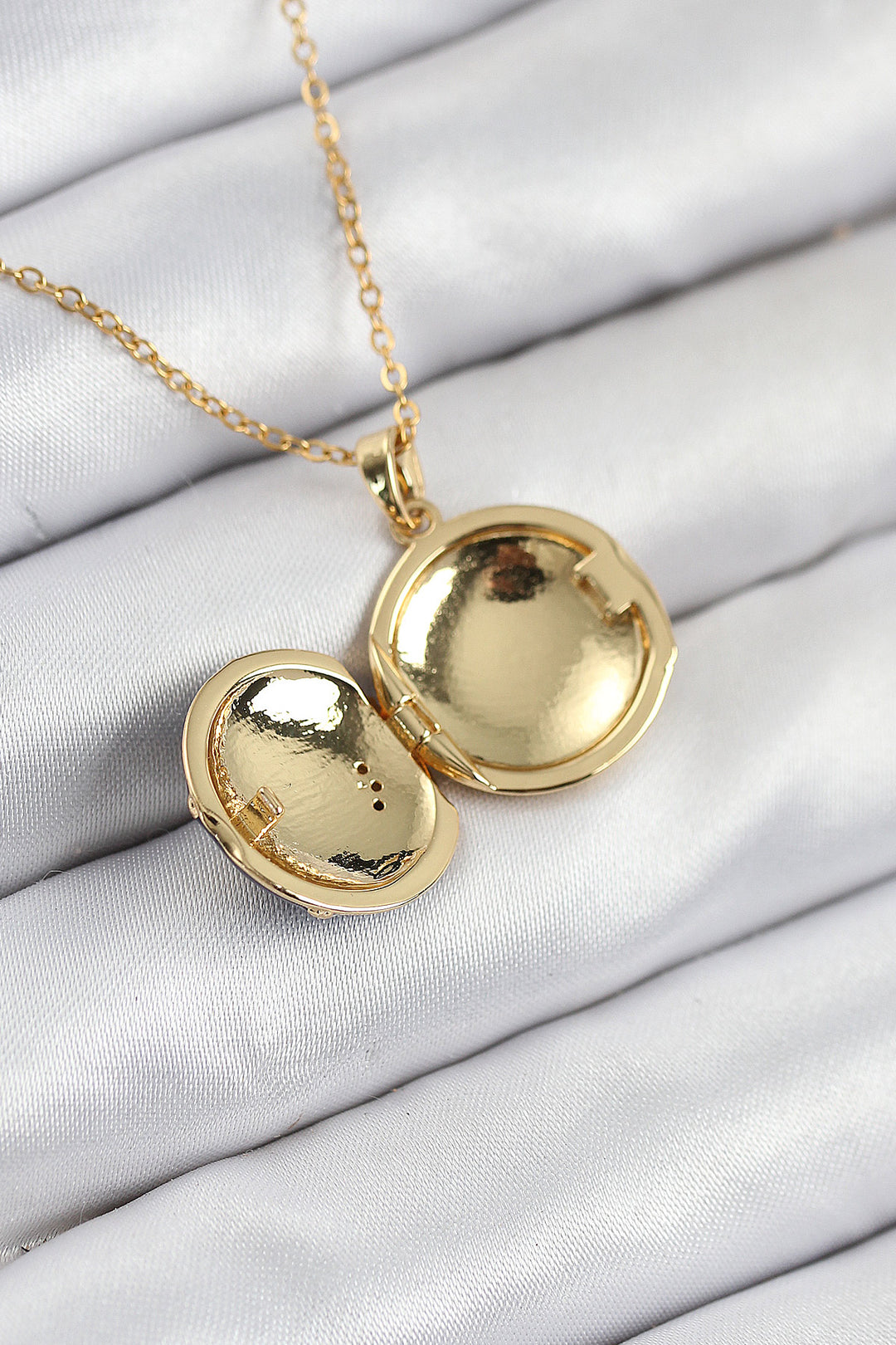 EBJ 316L Stainless Steel Planet Model Necklace with Zircon Stone and Adjustable Cover in Gold Color for Women - Tecámac