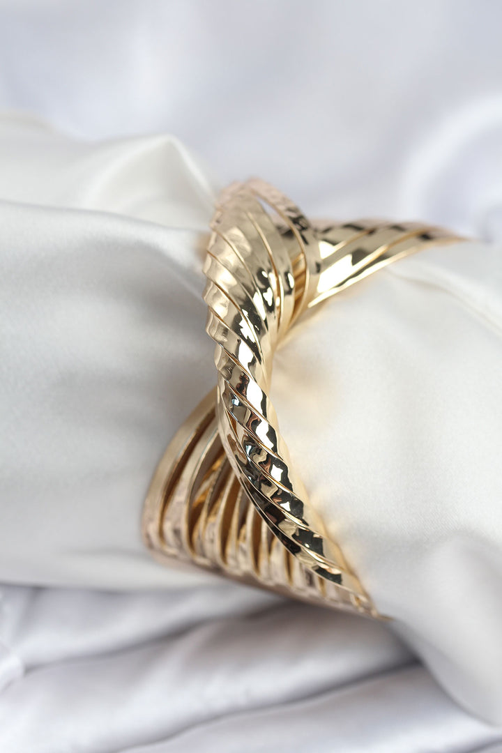 EBJ Pirinç Gold Renk Kıvrımlı Yarım Kelepçe Bileklik - Marcq-en-Baroeul