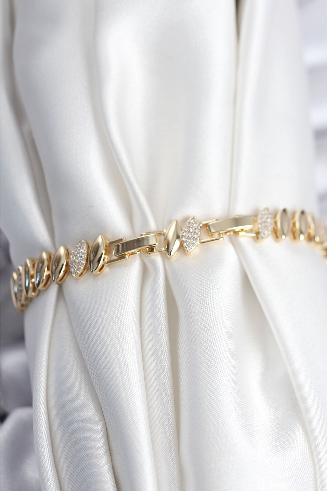 EBJ Pirinç VIP Seri Gold Renk Arpa Model Kadın Bileklik - Haverstraw