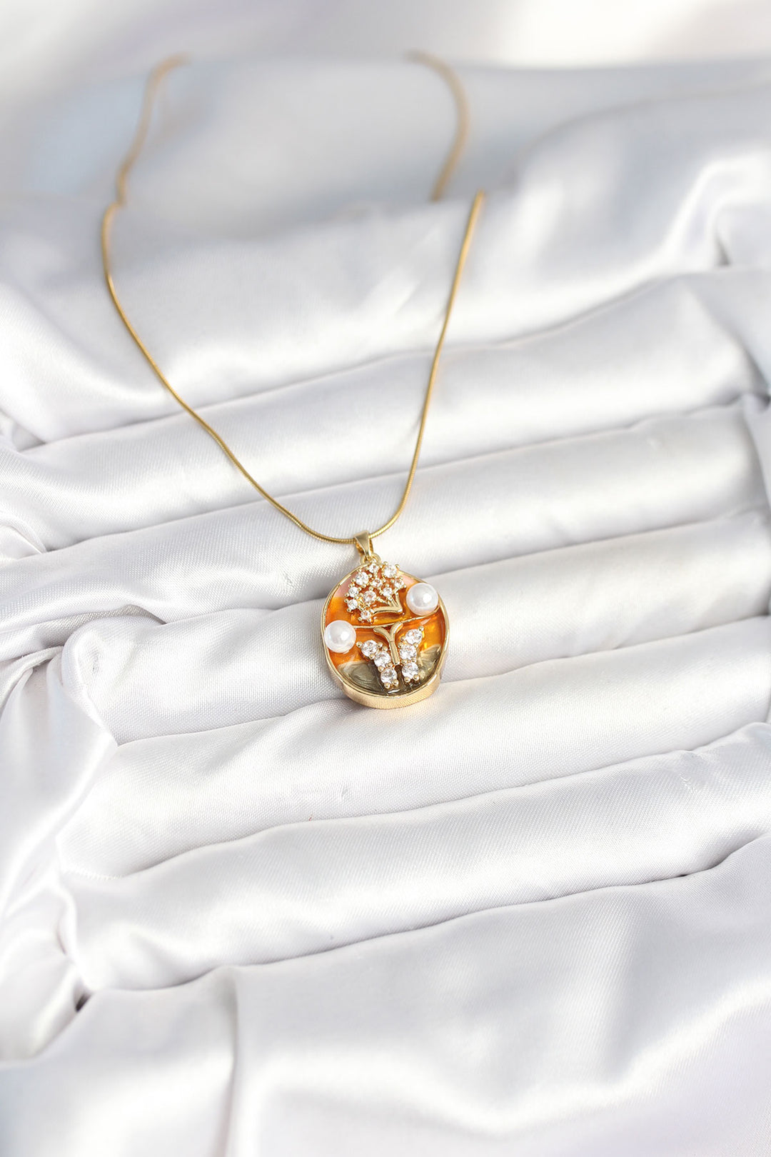 EBJ 316L Çelik Zincir Kelebek Model Sanatsal Portre Kadın Kolye - Goes