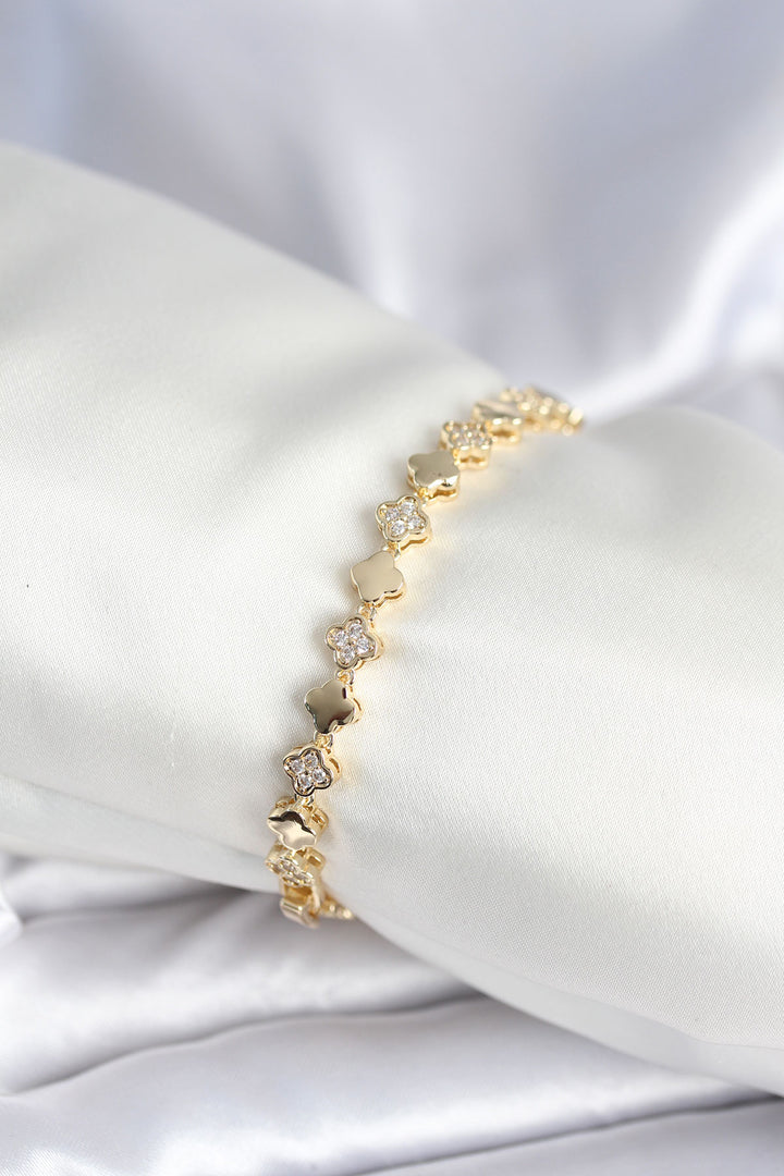 EBJ Pirinç Gold Renk Zirkon Taşlı Yonca Model Kadın Bileklik - Málaga