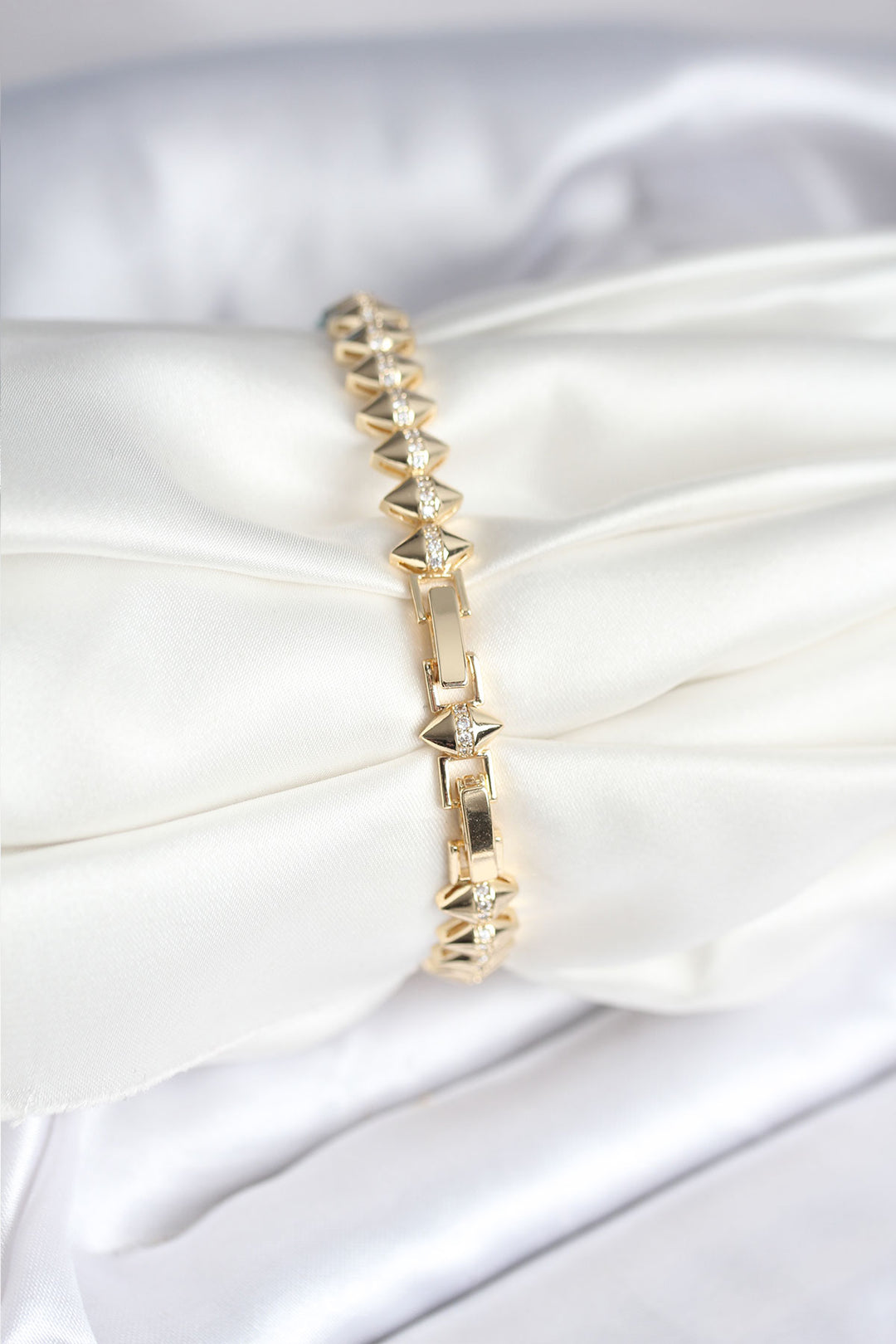 EBJ Pirinç Gold Renk Zirkon Taşlı Baklava Model Kadın Bileklik - Narón