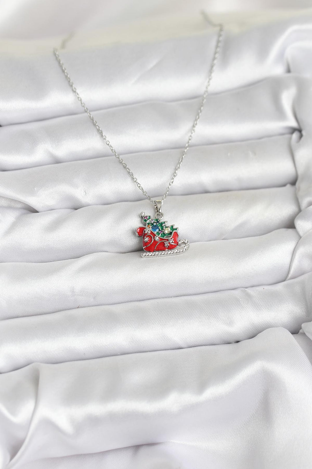 EBJ 316L Çelik Zincir Gümüş Renk Kızak ve Çam Ağacı Figürlü Yılbaşı Temalı Kadın Kolye - Laindon