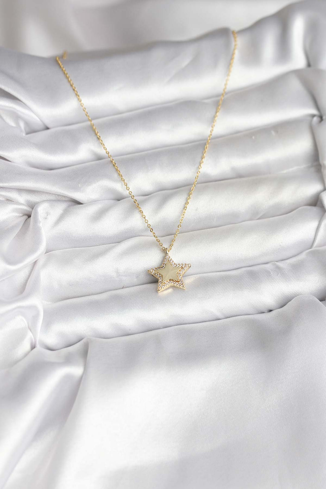 EBJ Pirinç Gold Renk Zincirli Yıldızlı Model Kadın Kolye - Trento