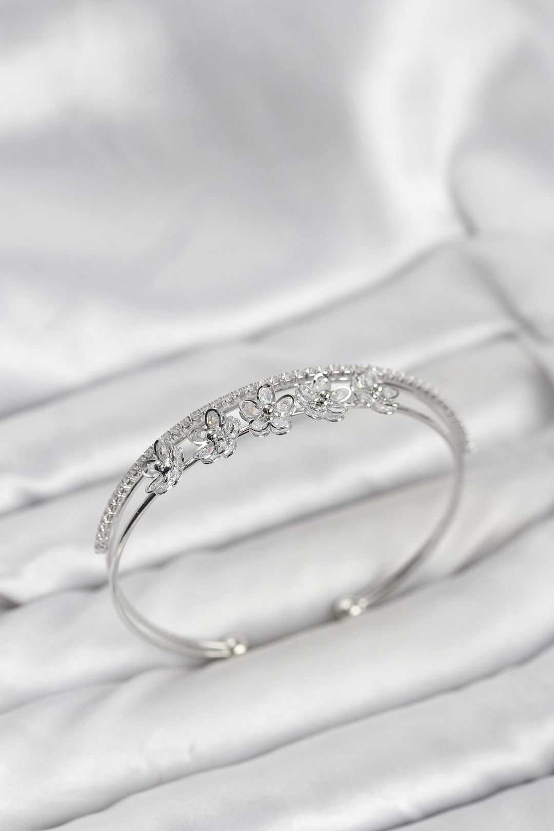 EBJ Flower Pattern Rice Silver Color Women's Bracelet - Juan Rodríguez Clara