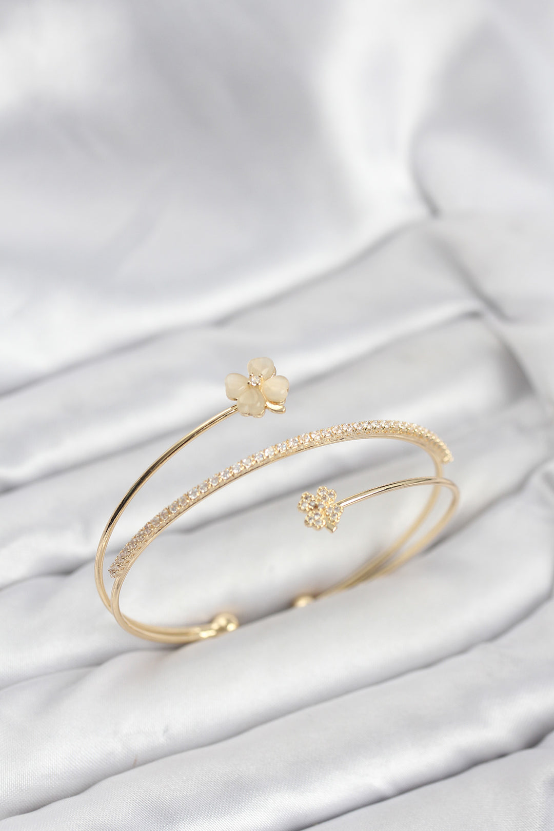 EBJ Clover Flower Model Rice Gold Color Women's Bracelet - Brea