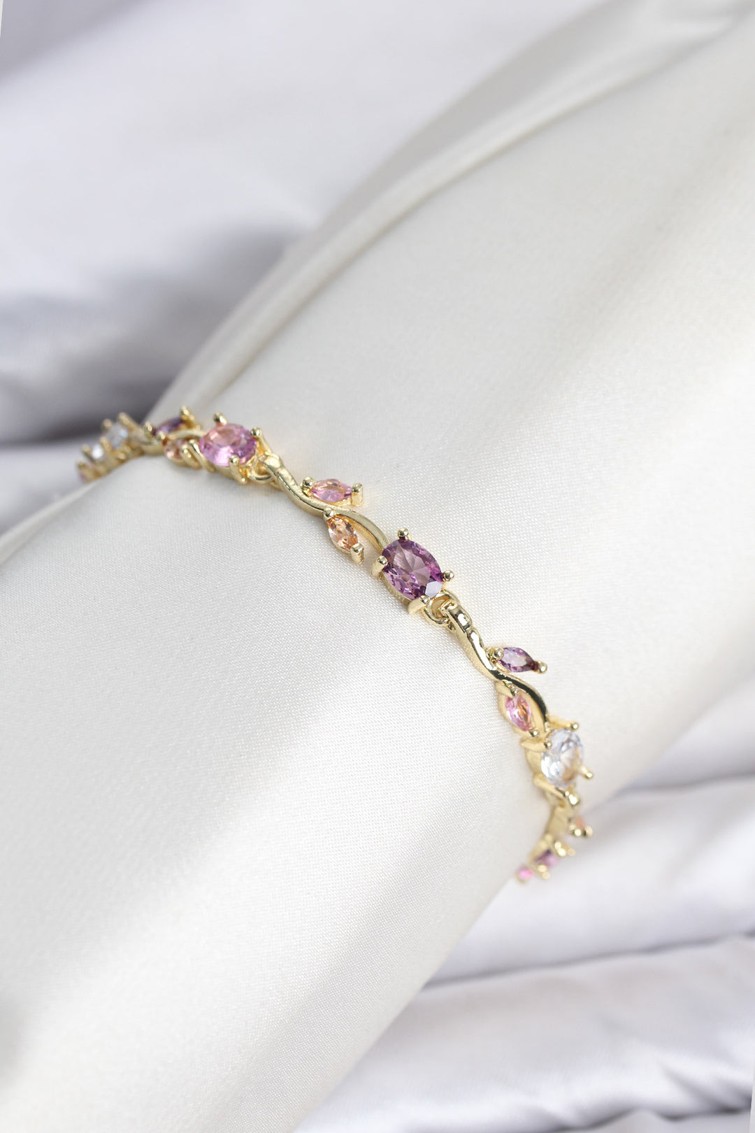 EBJ Pirinç Gold Renk Pembe ve Mor Zirkon Taşlı Çiçek Model Kadın Bileklik - Pärnu