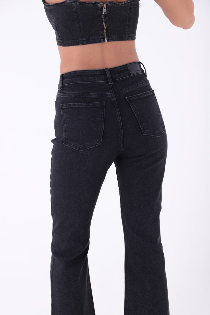 بنطلون جينز XLJ Mom Fit بأرجل واسعة غير متماثلة - جيلا