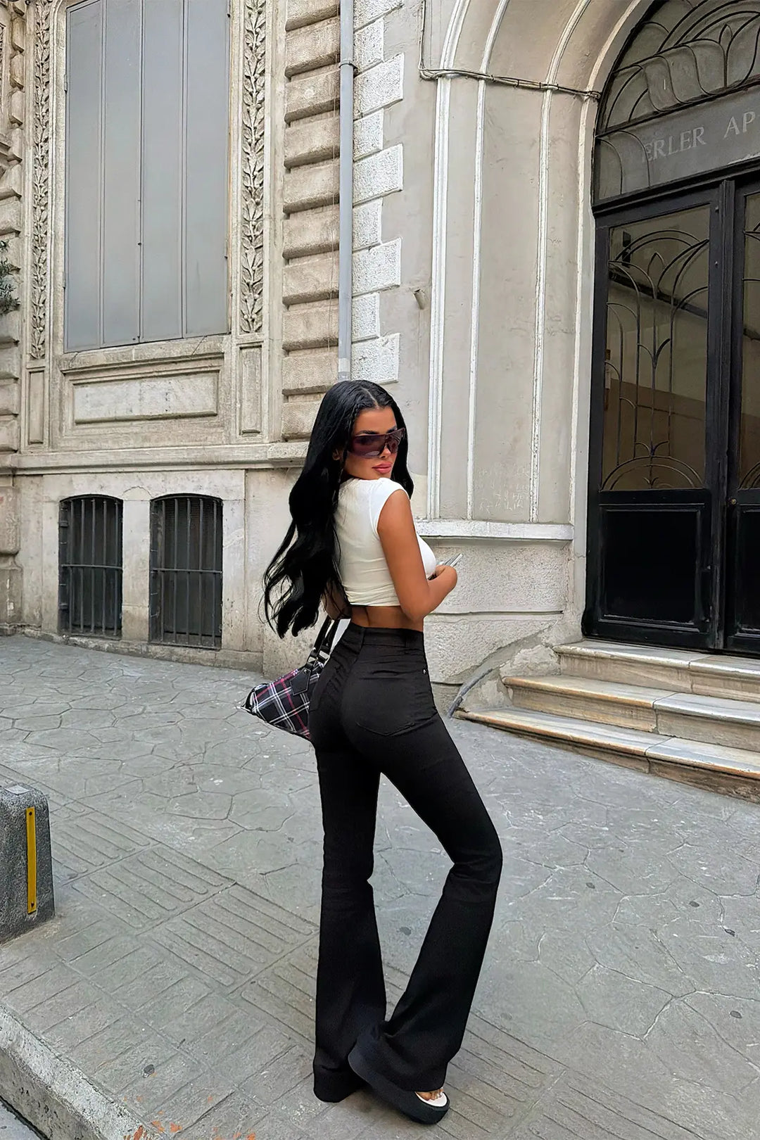 EYY Women Black High-Waisted Jeans - Kamen
