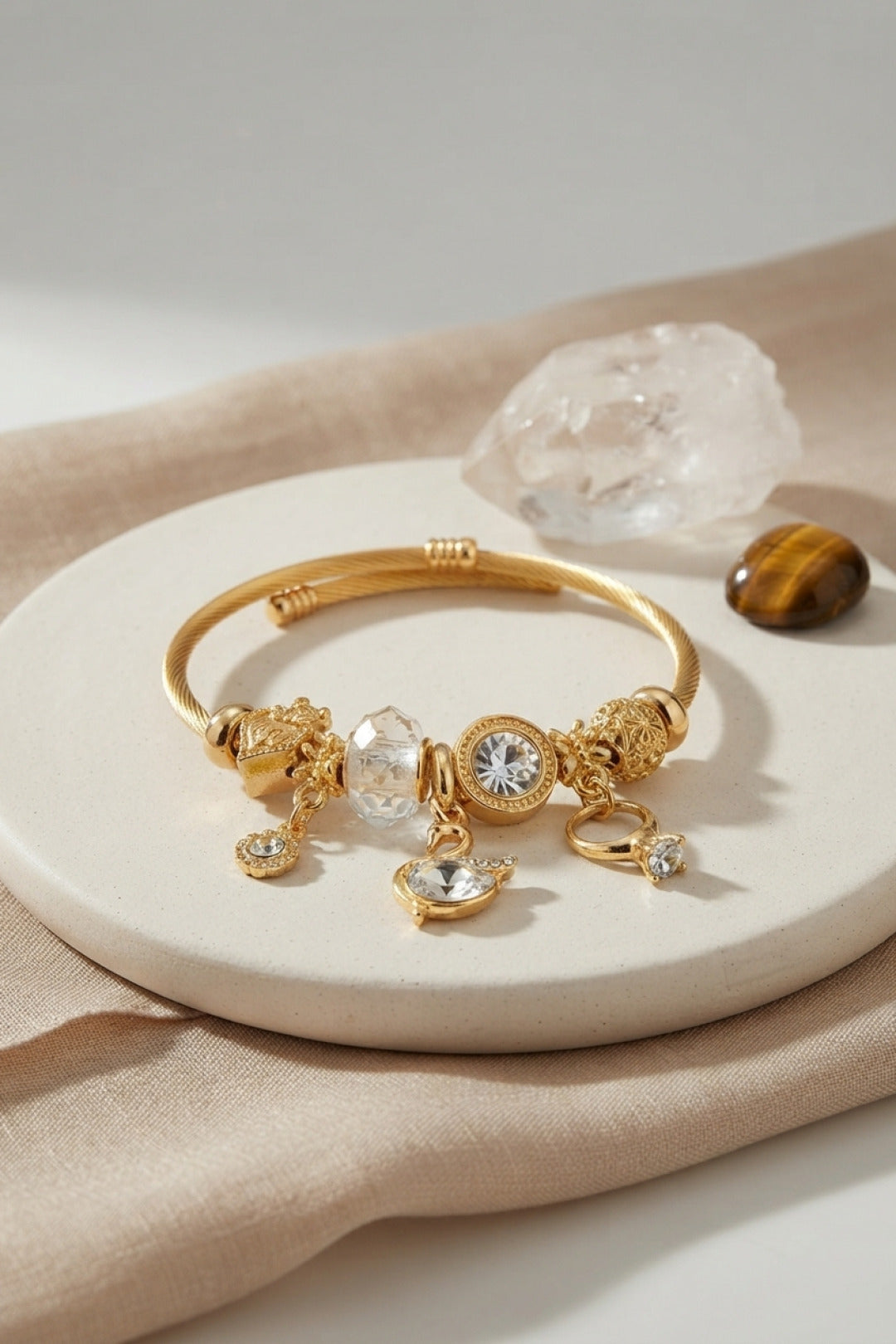 EBJ Swan Model Gold Renk Beyaz Charmlı Bileklik - Cagnes-sur-Mer