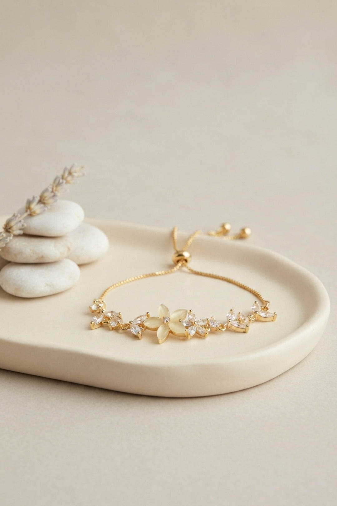 EBJ Gold Renk Zirkon Taşlı Pirinç Sedefli Çiçek Model Asansörlü Bileklik - Zaporizhzhia