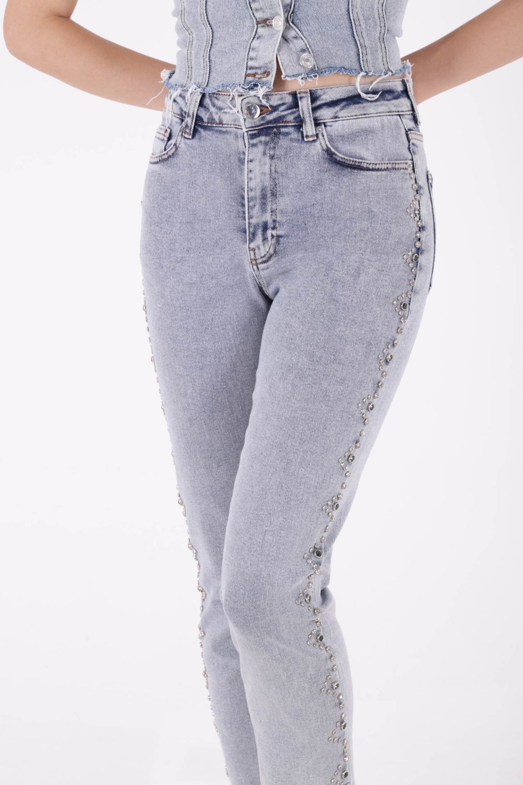 XLJ Mom Jean with Decorative Metal Parts on Sides - Evergem