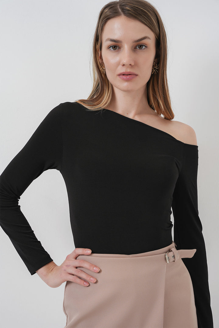 BGD Women Boat Neck Sandy Blouse - Black - Carrara