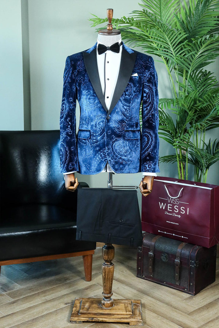 WSS Royal Blue Velvet Paisley Pattern Peak Lapel Tuxedo Jacket with Black Pants - Elegant Celebration Attire" - Levallois-Perret