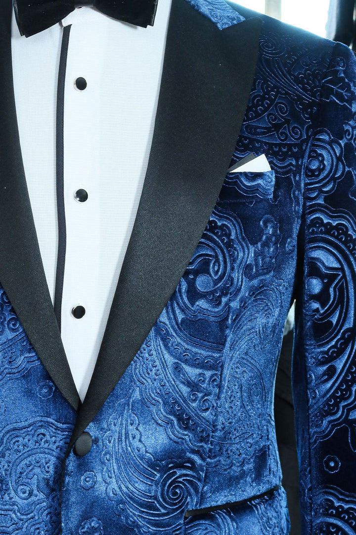 WSS Royal Blue Velvet Paisley Pattern Peak Lapel Tuxedo Jacket with Black Pants - Elegant Celebration Attire" - Levallois-Perret