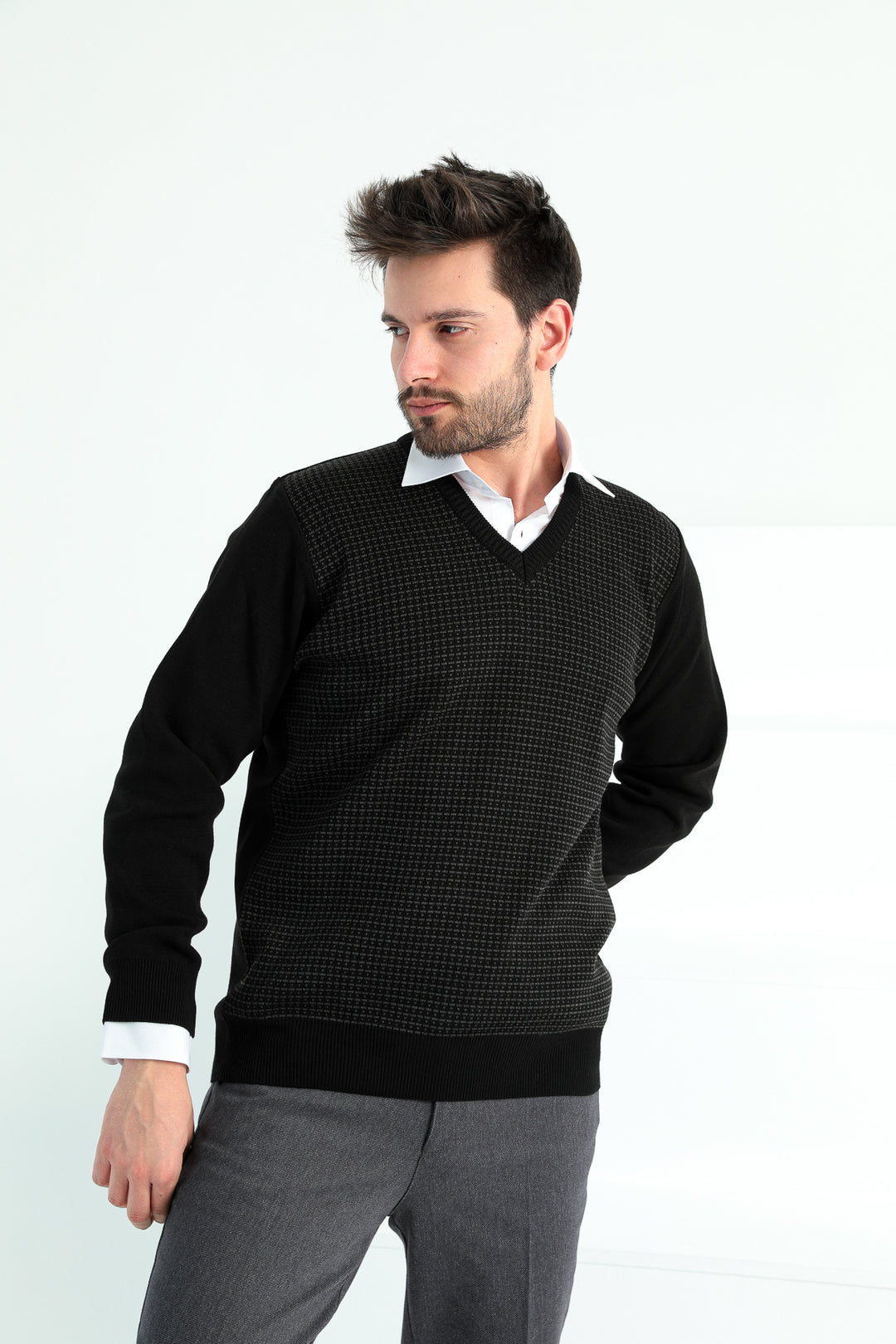 MPL Men's V-Neck Sweater 942 - Fulham