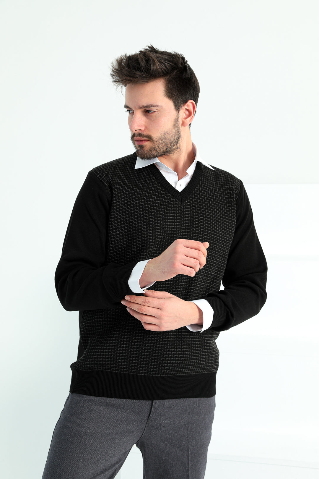 MPL Men's V-Neck Sweater 942 - Fulham