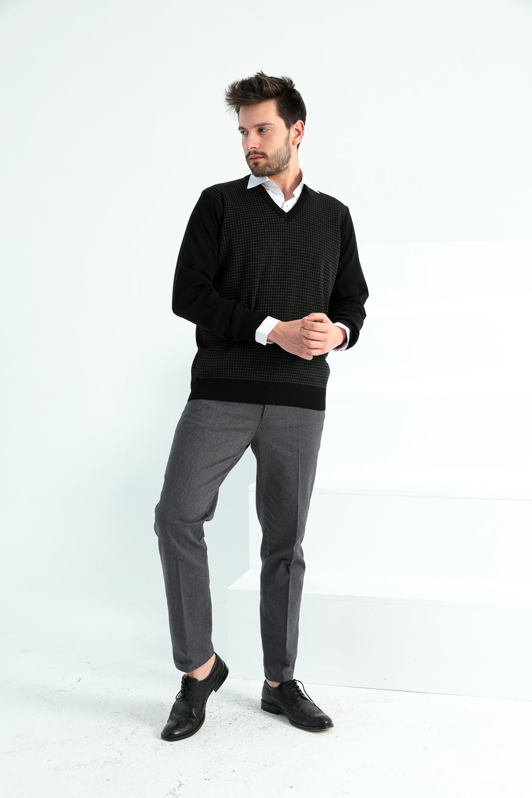MPL Men's V-Neck Sweater 942 - Fulham