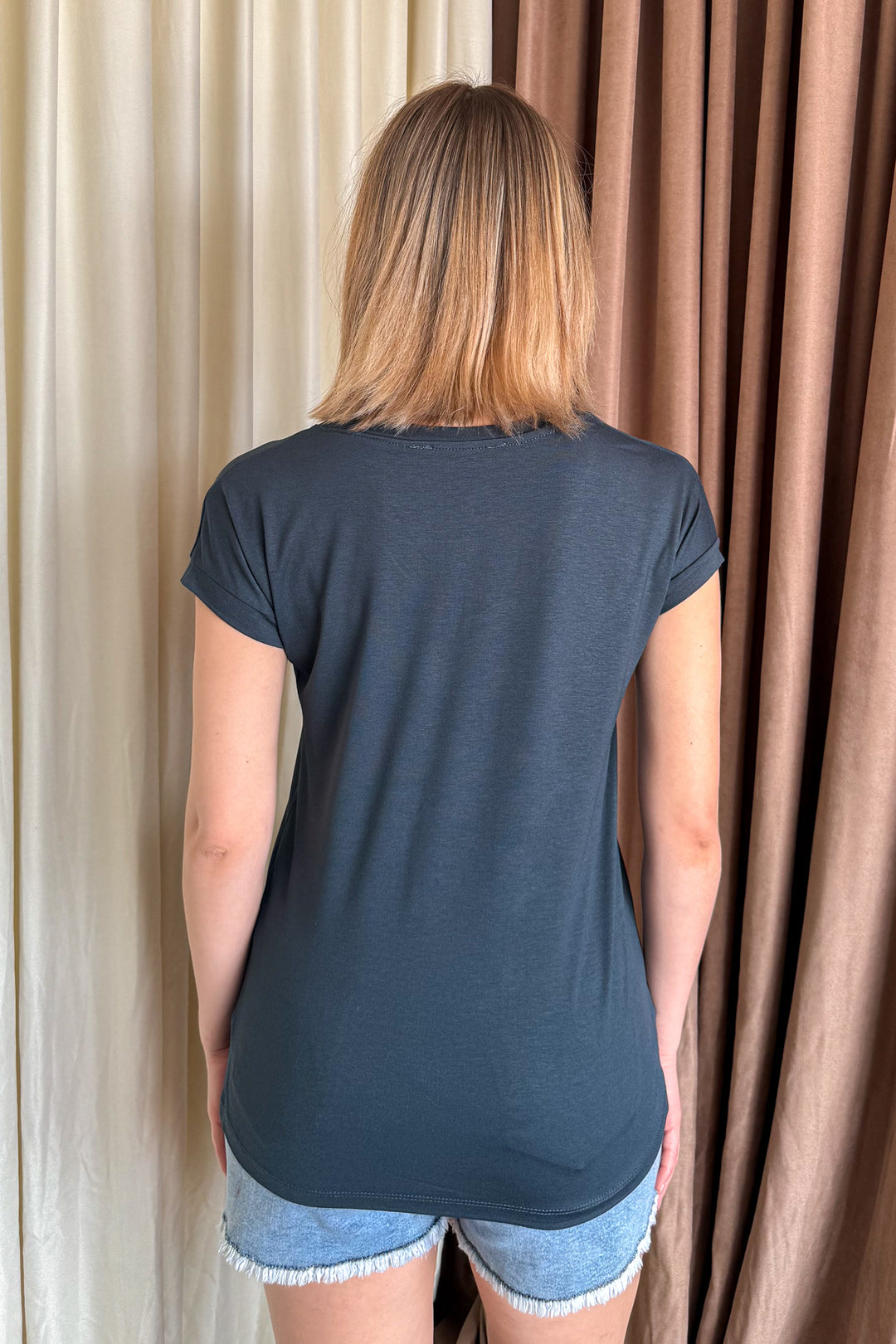 MPL Woman V-neck Slit T-shirt 2000 - Soledad de Graciano Sánchez