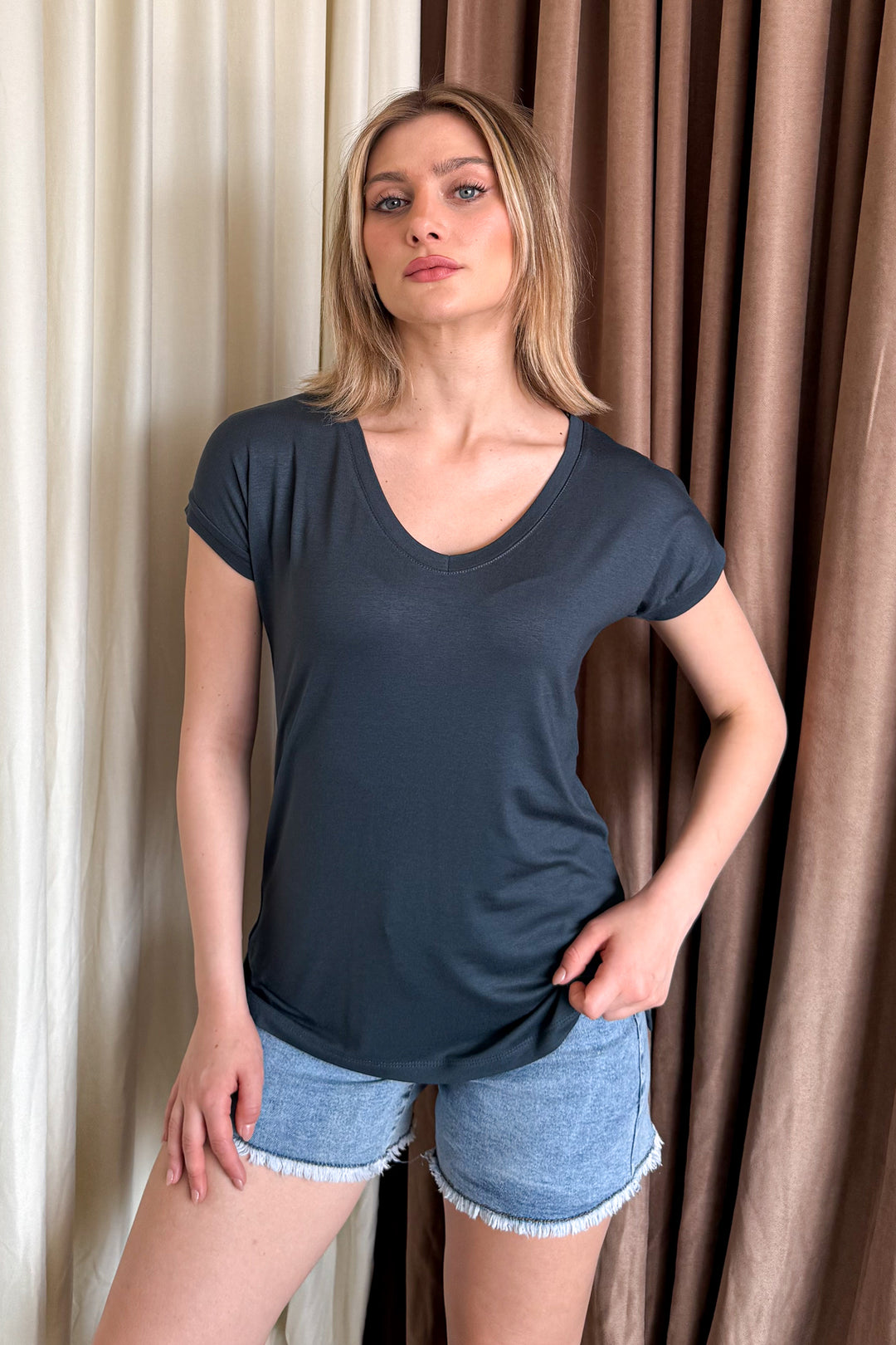 MPL Woman V-neck Slit T-shirt 2000 - Soledad de Graciano Sánchez