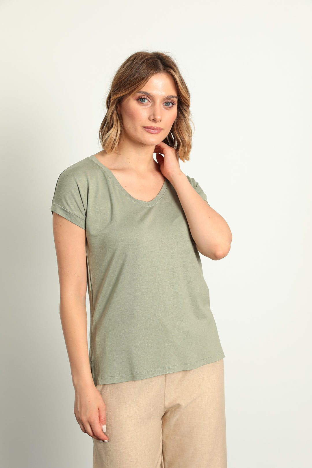 MPL Woman V-neck Slit T-shirt 2000 - Streatham