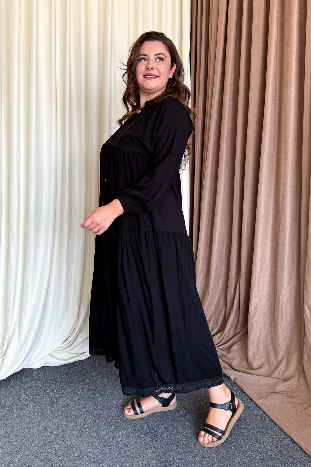 MPL Woman in a Long Calm Dress - Bragança