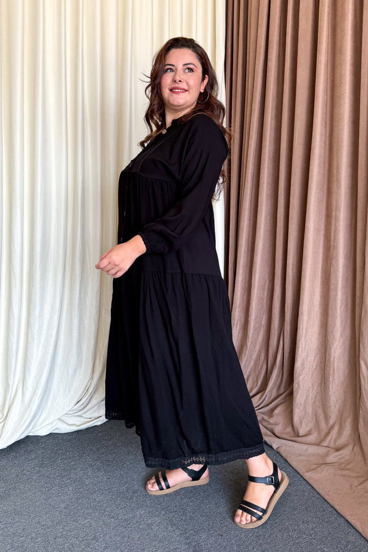 MPL Woman in a Long Calm Dress - Bragança