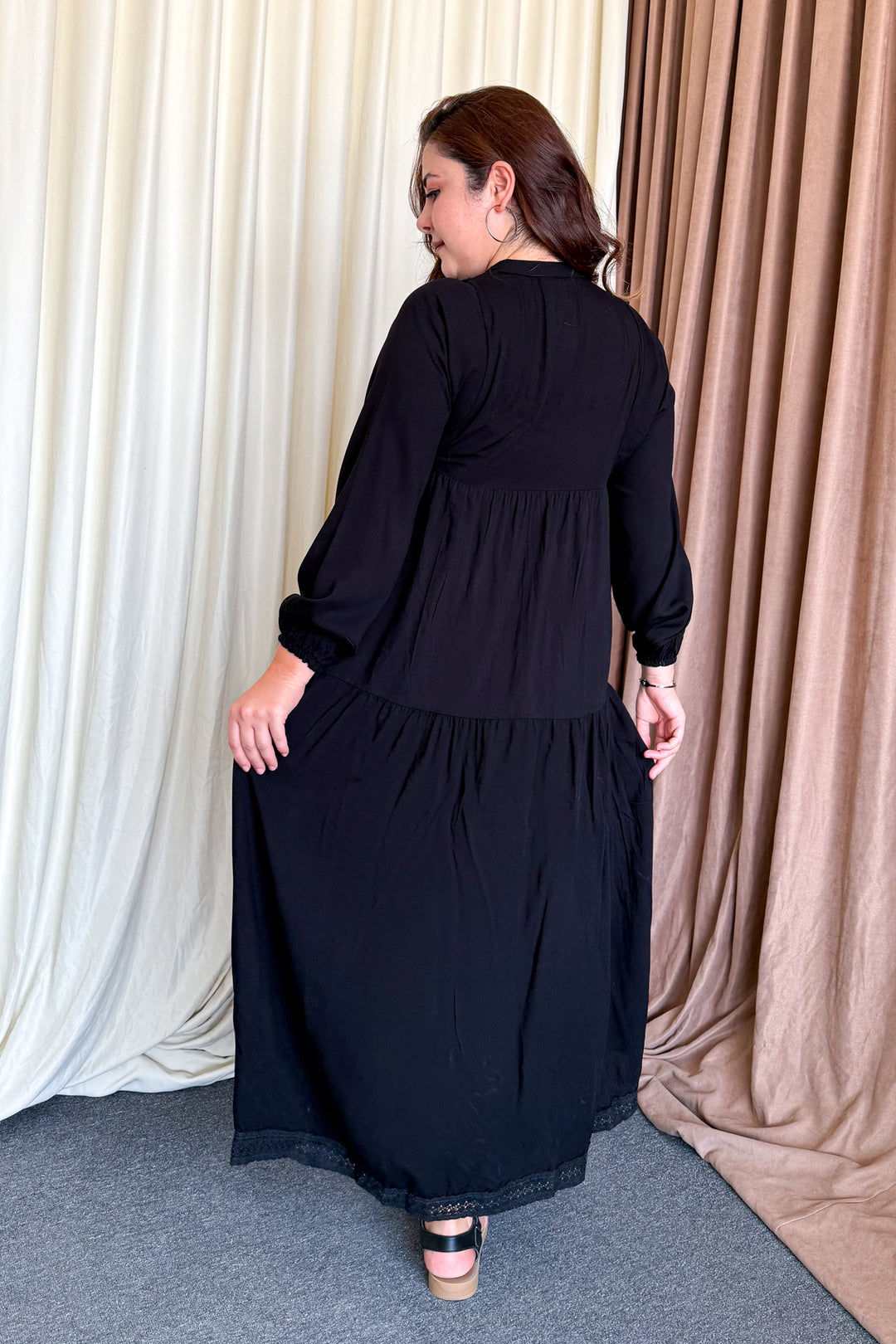 MPL Woman in a Long Calm Dress - Bragança