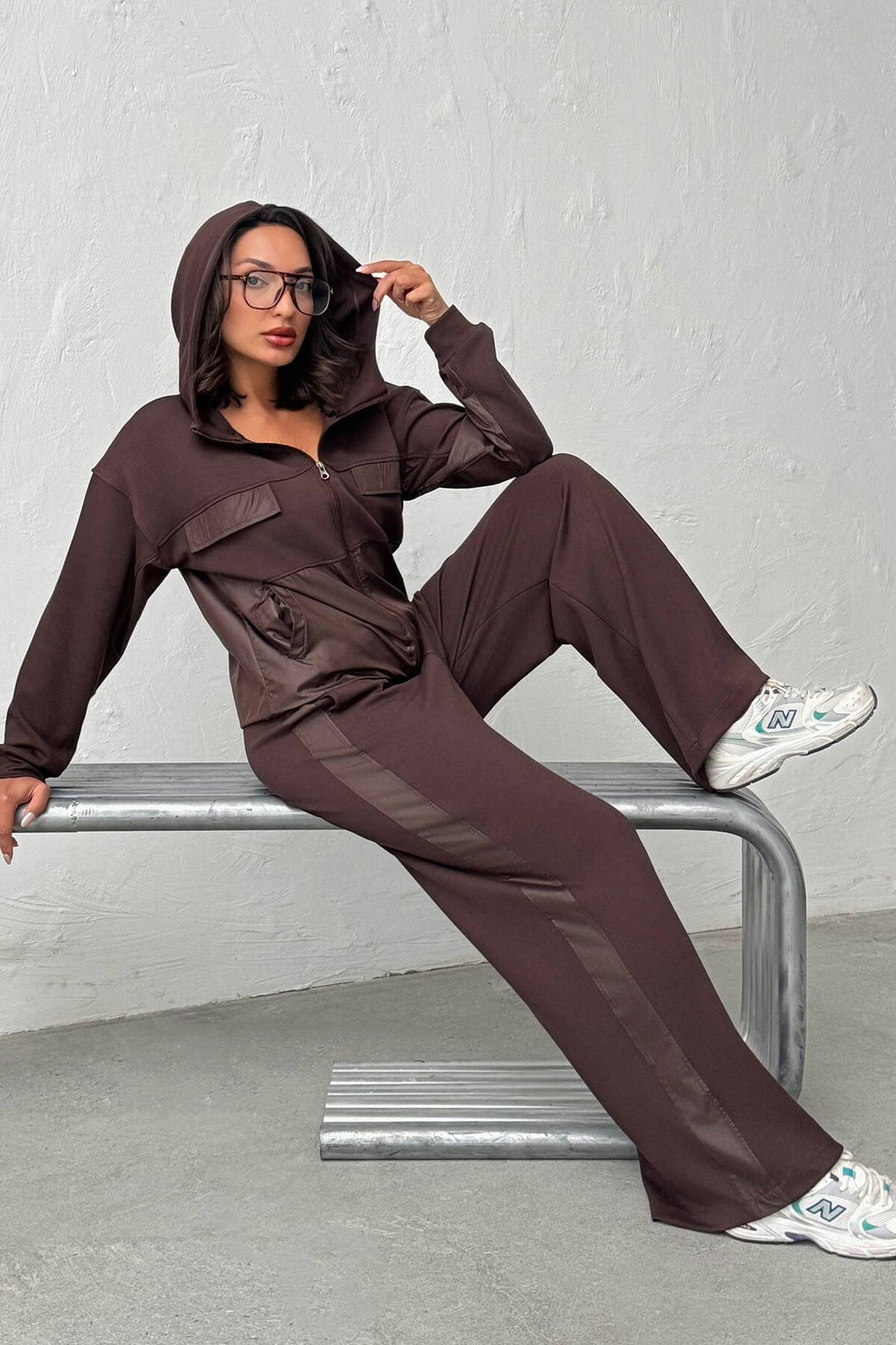 Acı Kahve Yumuşak Dokulu Garnili Kapüşonlu Sweatshirt Ve Pantolon Alt Üst Takım BCHN-25261023 - Ocosingo