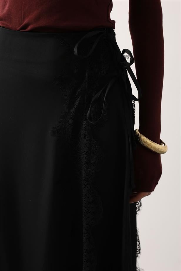 RYN LACE-TRIMMED SATIN SKIRT - Black - Heerhugowaard