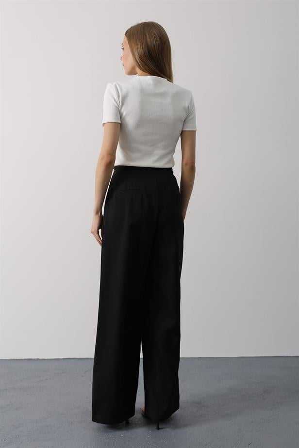 RYN Pleated Lace-Up Oversized Pants - Black - Haarlem