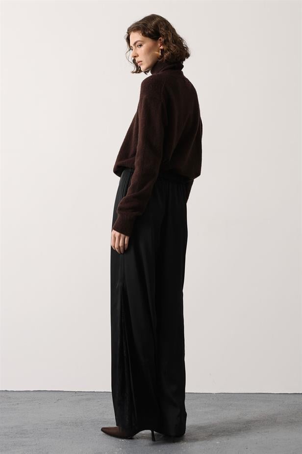 RYN SLIT DETAIL LACE SATIN PANTS - Black - Nola