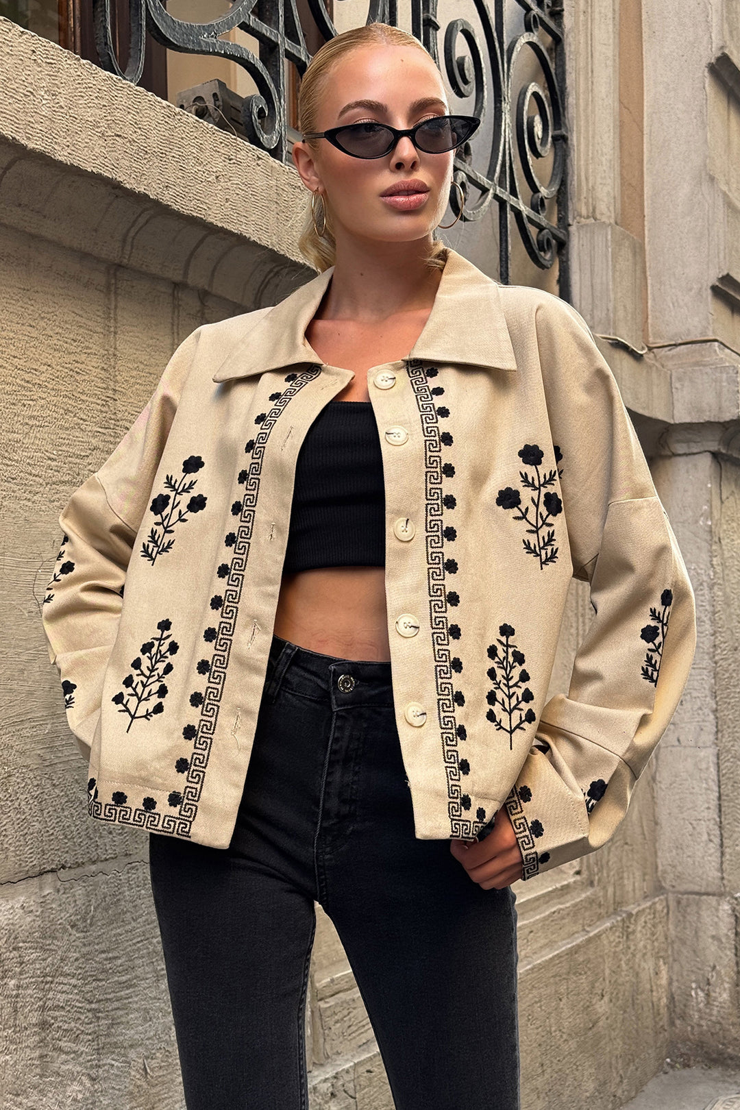 Bej Düğme Kapamalı Çiçek Nakışlı Oversize Ceket BCHESQ-251152 - Cesano Maderno