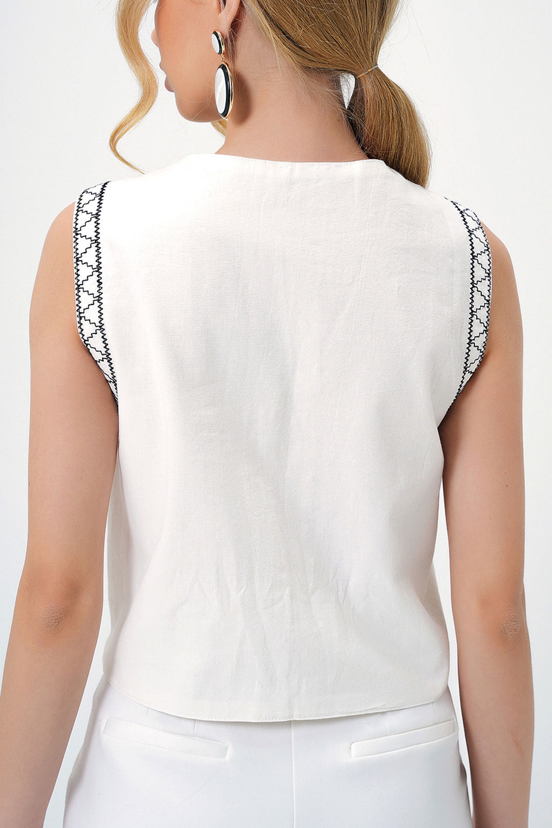 White Button Detailed Embroidered Linen Vest BCHESQ-251067 - Cozumel