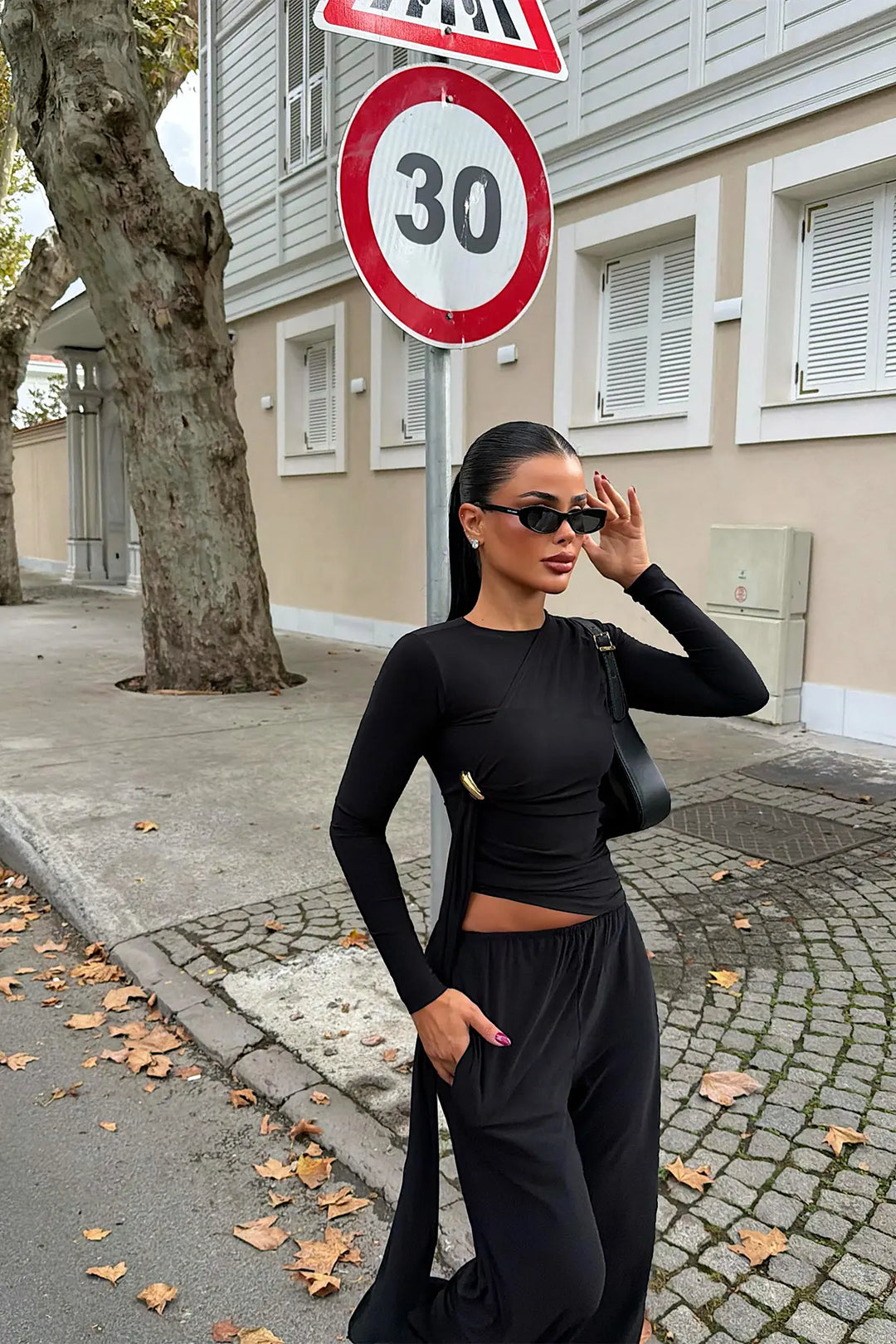 EYY Women Black Trouser Set with Brooch Detail - Garges-lès-Gonesse