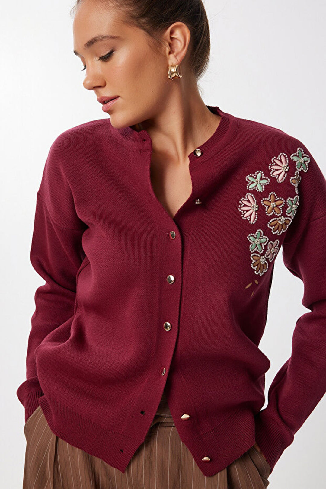 Bordo Düğmeli Çiçek Nakışlı Kışlık Triko Hırka BCVL-25T2364 - Mukacheve