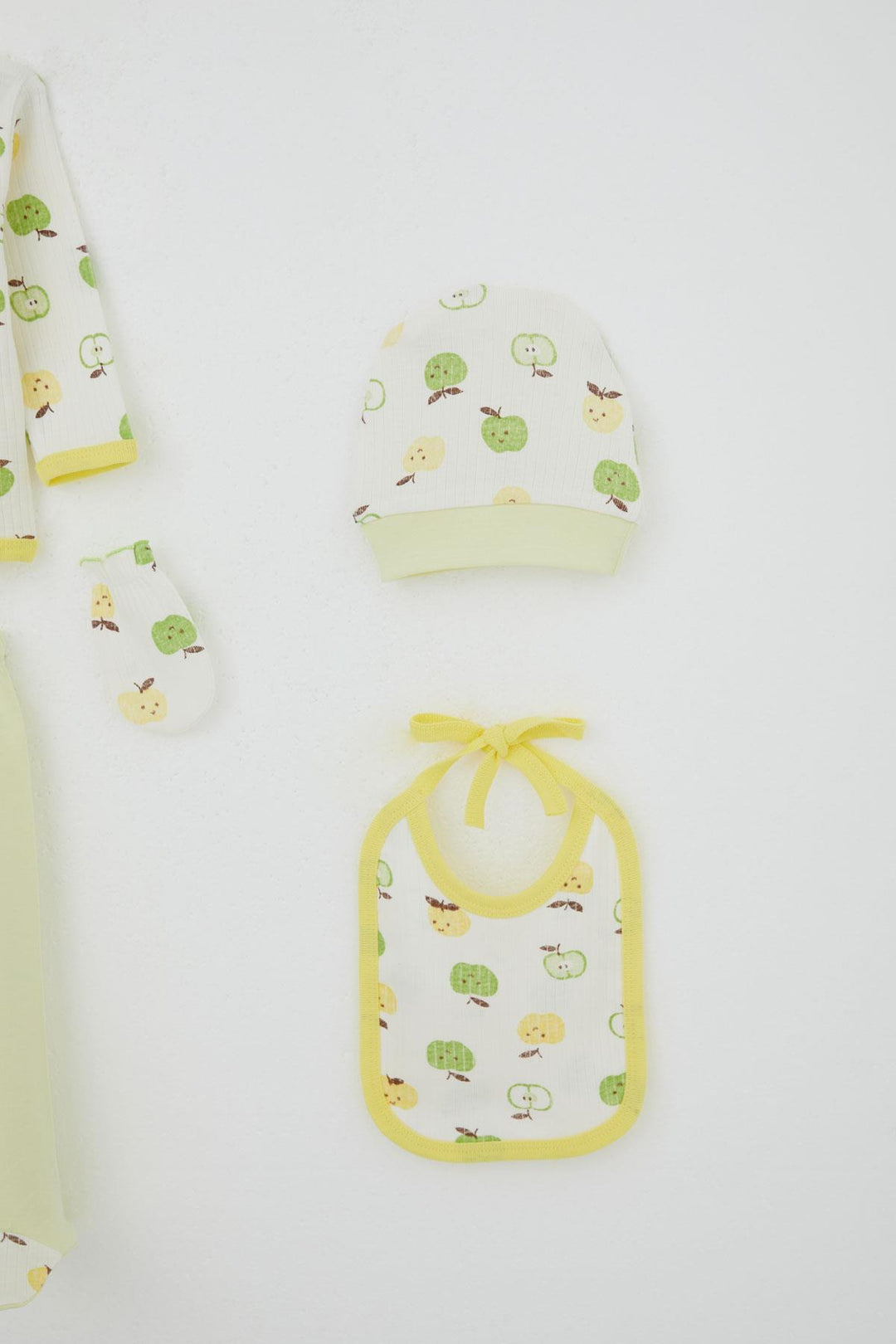 BRE Breeze Baby Boy Hospital Exit 5-Piece Cute Little Apple Patterned 0-3 Months, Ecru - Cartagena