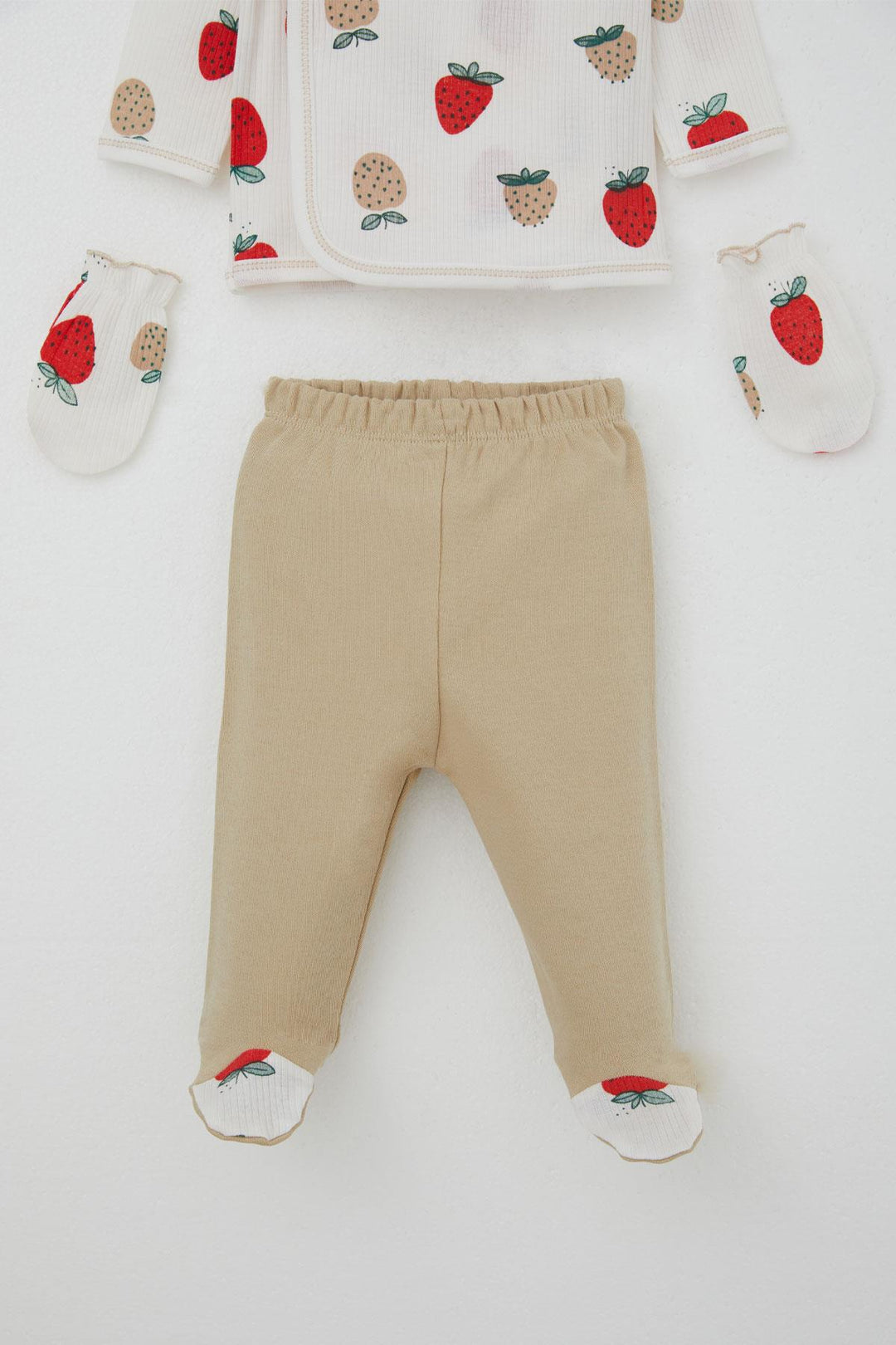 BRE Breeze Baby Girl Hospital Outfit 5-Piece Strawberry Garden Patterned 0-3 Months, Ecru - Viersen