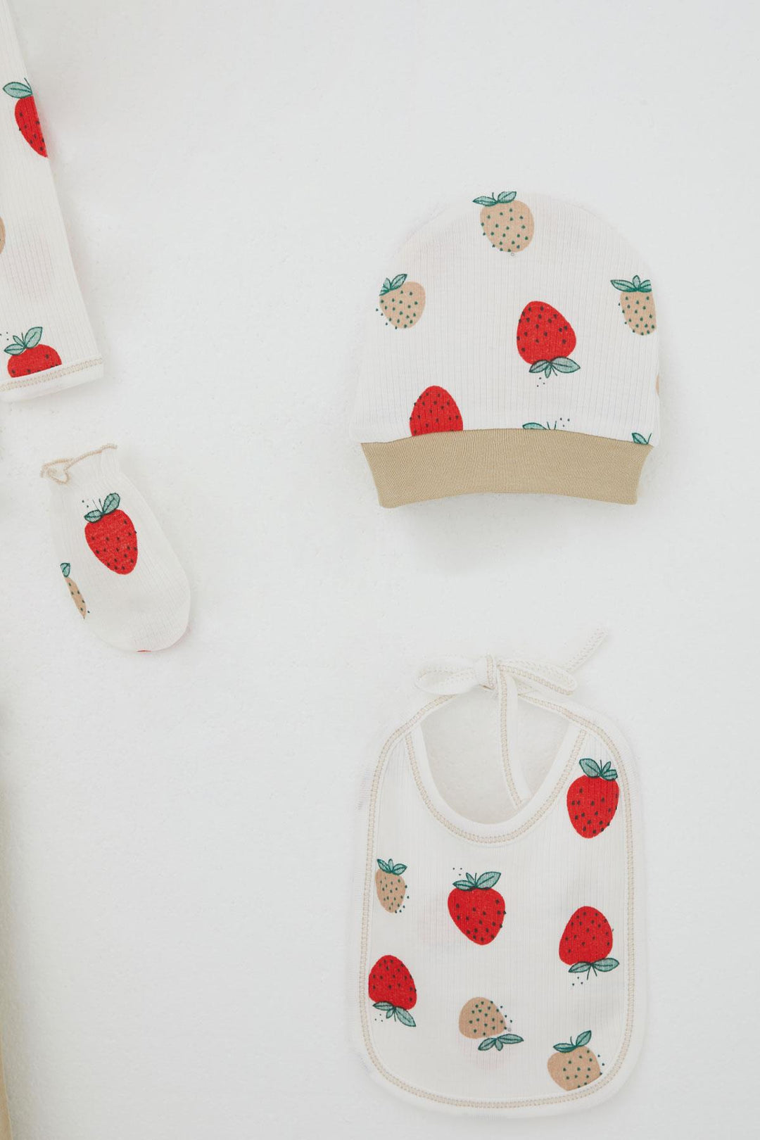 BRE Breeze Baby Girl Hospital Outfit 5-Piece Strawberry Garden Patterned 0-3 Months, Ecru - Viersen