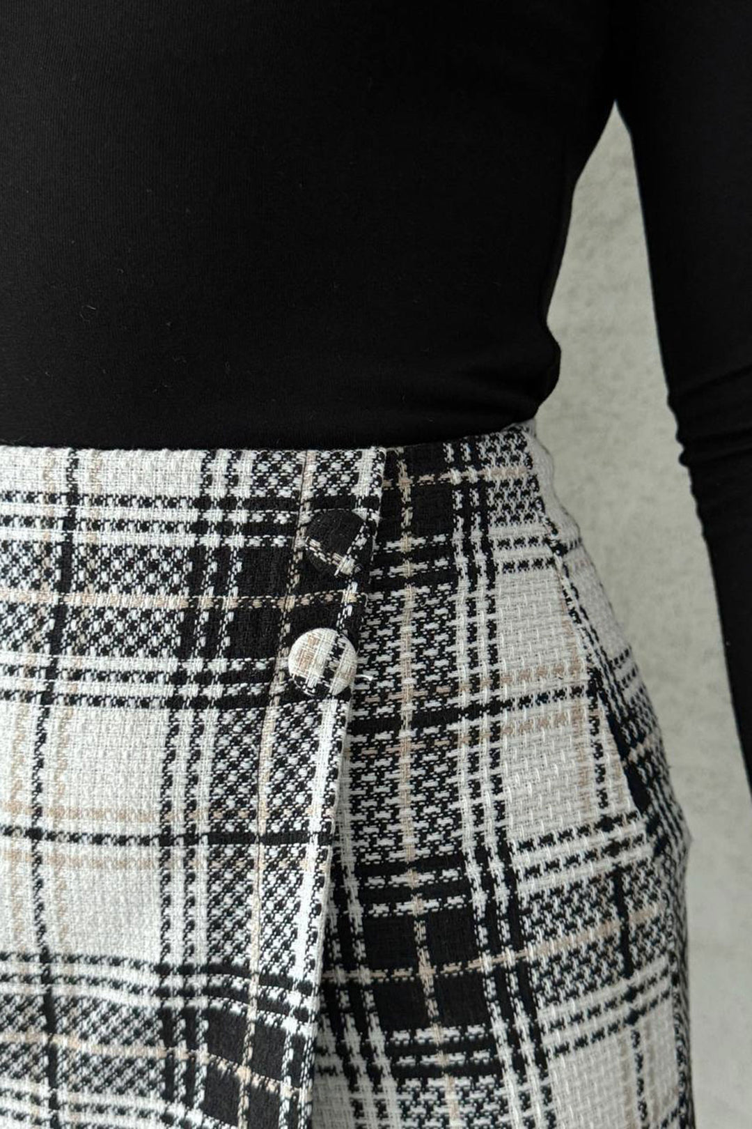 Ecru-Black 2-Button Tweed Fabric Shorts Skirt BCHN-2526414 - Erie