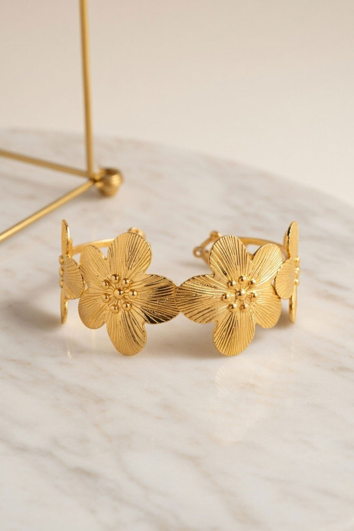 Gold Çiçek Desenli Vintage Esintili Manşet Bileklik - Albany