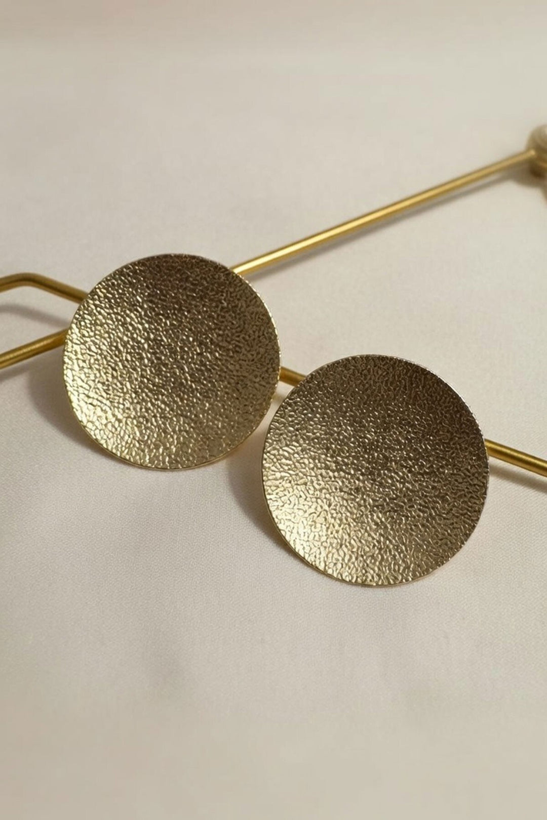 Gold Dokulu Oval Küpe - Alcobendas