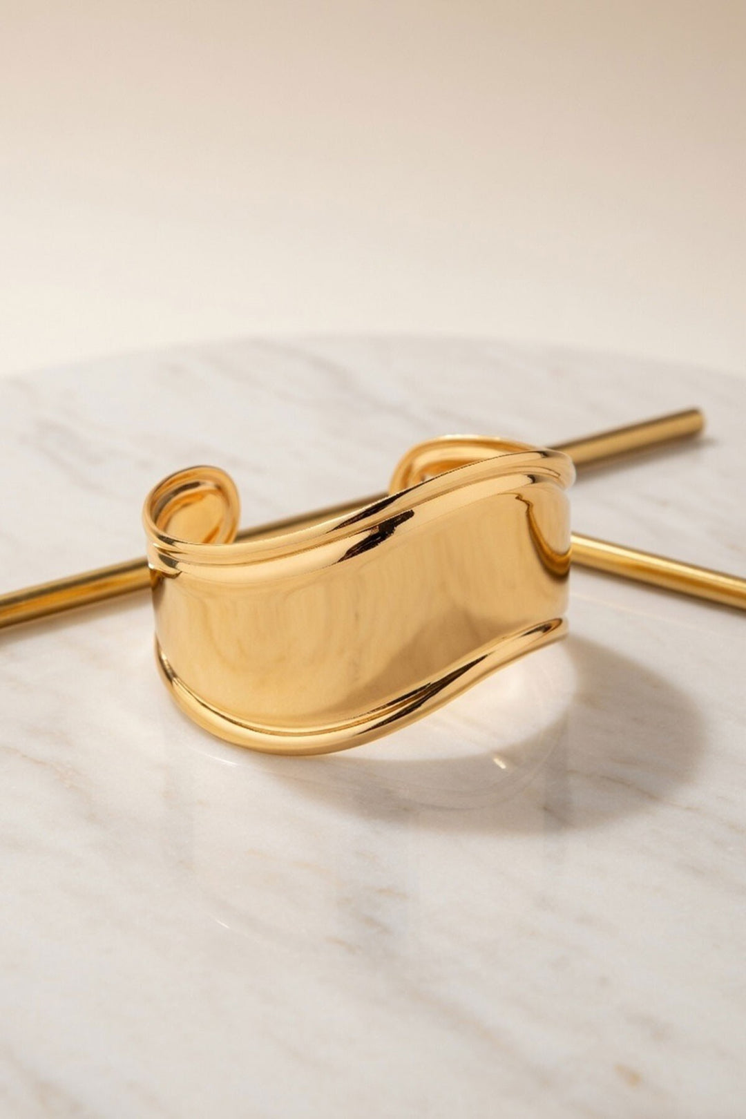 Gold Kıvrımlı Geniş Bileklik - Puerto del Rosario
