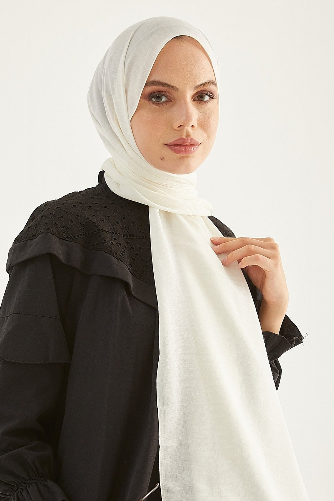 MDS Women Patterned Jacquard Cotton White Shawl - Perpignan