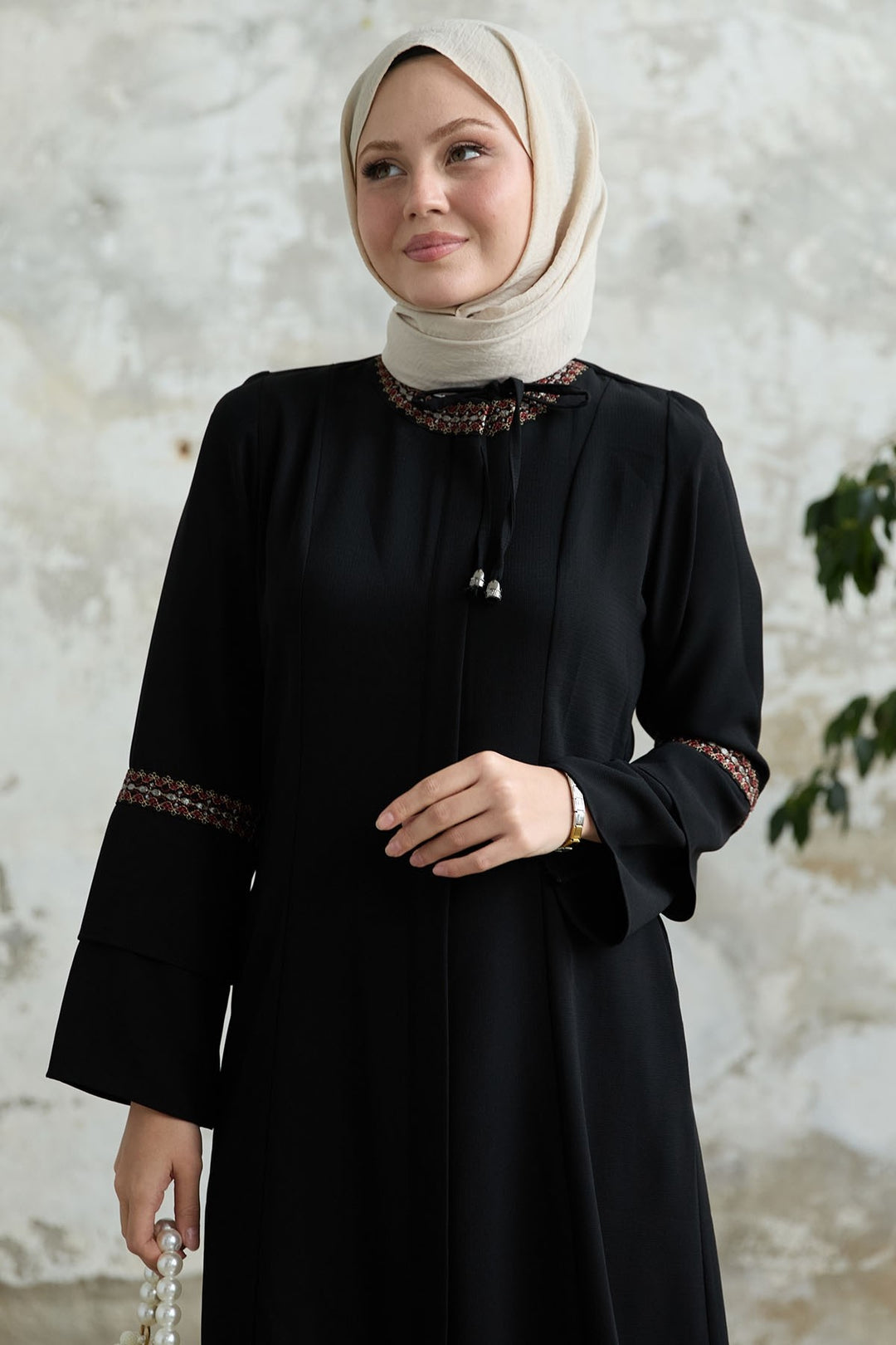 عباية نسائية سوداء بتطريز من الدانتيل من MDS - ستوففيل