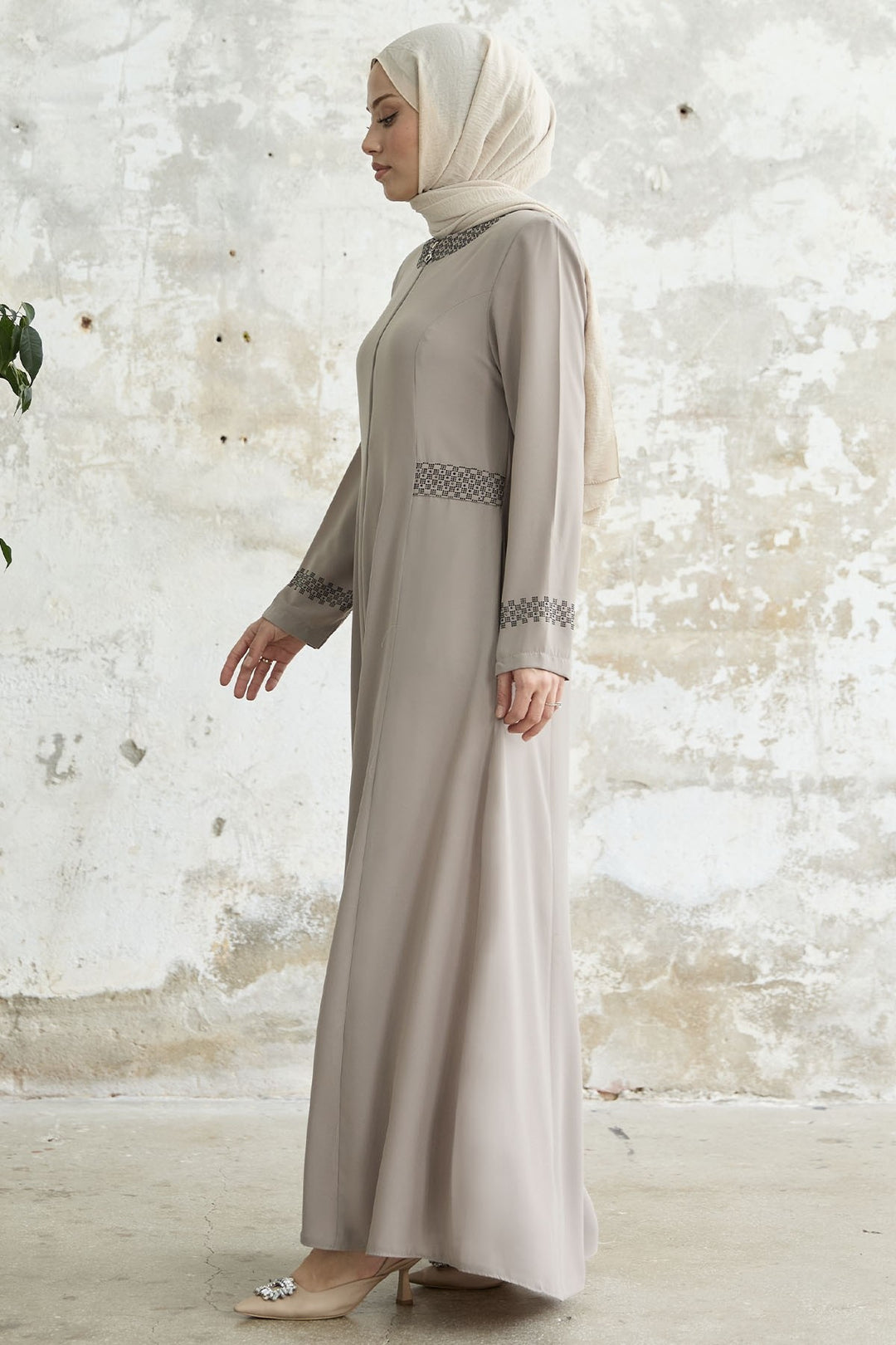 MDS Women Stone-embellished Abaya with Collar and Sleeves - Beige - Vélez-Málaga