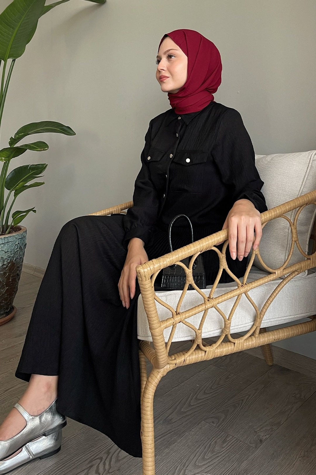 MDS Women Black Linen Suit with Pleated Skirt - Gladbeck
