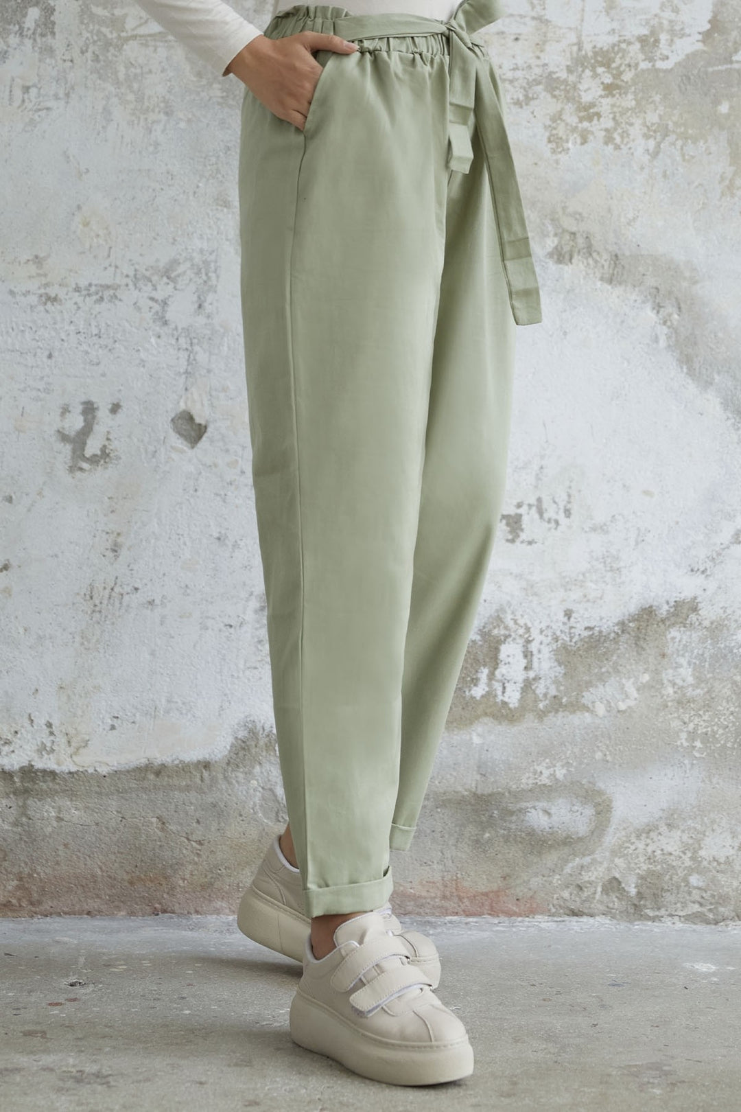 MDS Women Norisa Belted Gabardine Carrot Pants - Chartreuse Green - Lamía